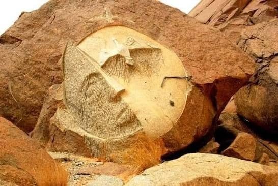 Sculpture carved into a desert boulder at Aïsha, near Ben Amira